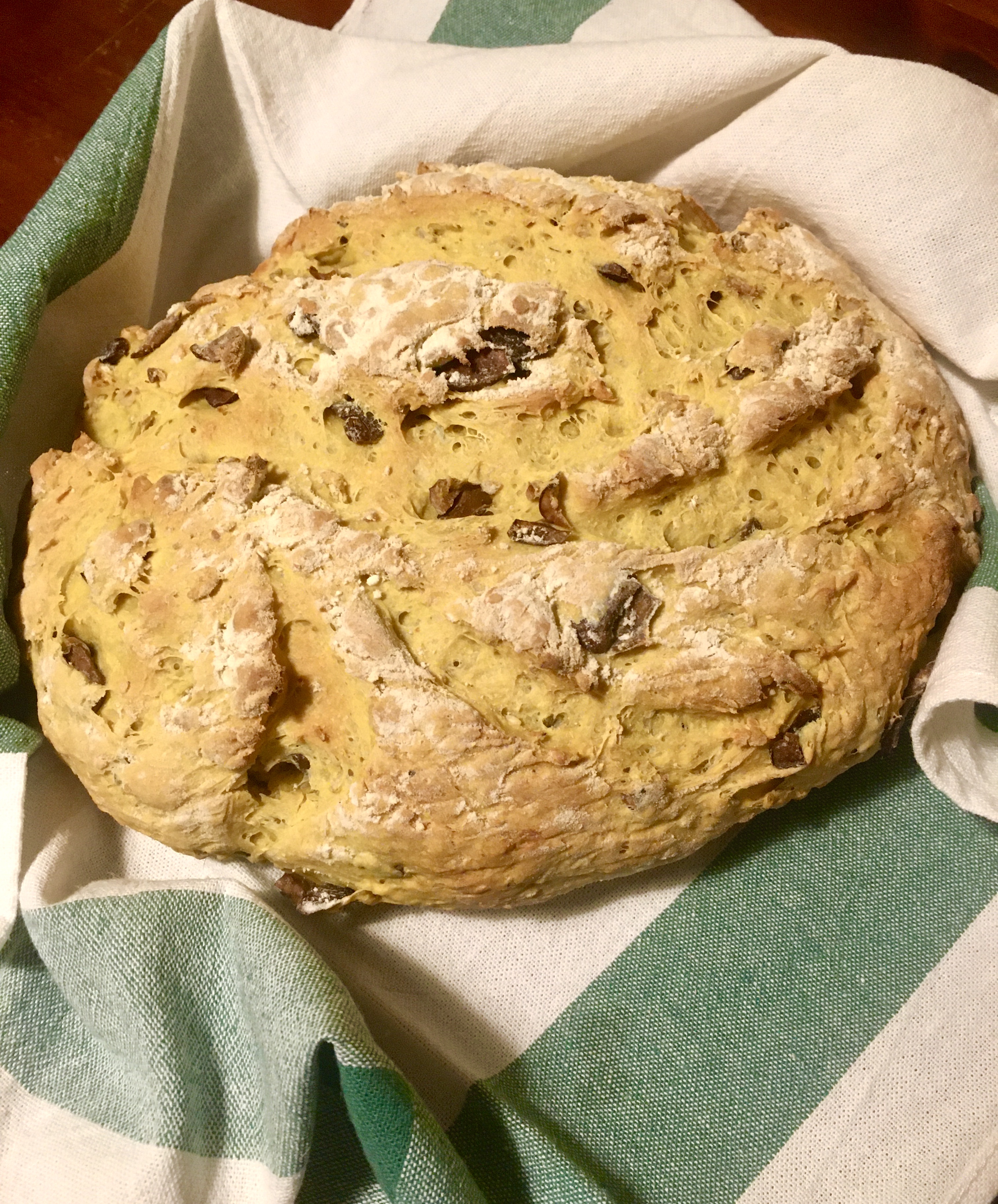 pagnotta di pane allo zafferano di Nepi crocus d'oro timo e olive taggiasche
